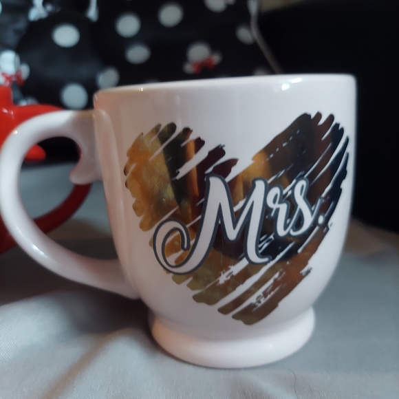 Bridal Party Gifts Mr & Mrs Mugs - Picture 4 of 4